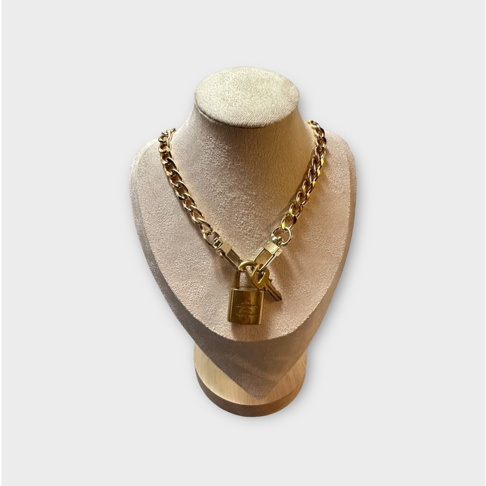 💯Authentic Louis Vuitton lock & key set w/unbranded gold plated chain 16" 🎉